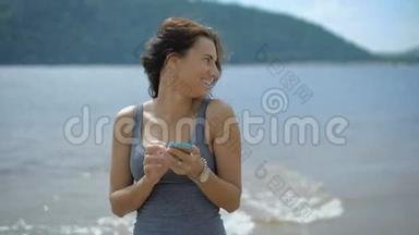 一位年轻的美女在海滩上和朋友聊天